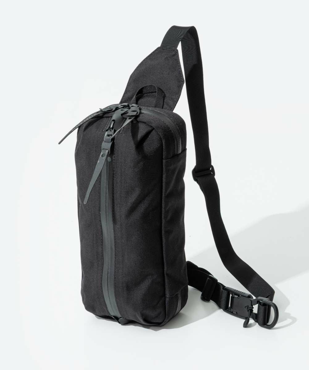 BLACK EMBERTKS -TECH KIT SLING- / 2.5L ボディバッグ | U-STREAM