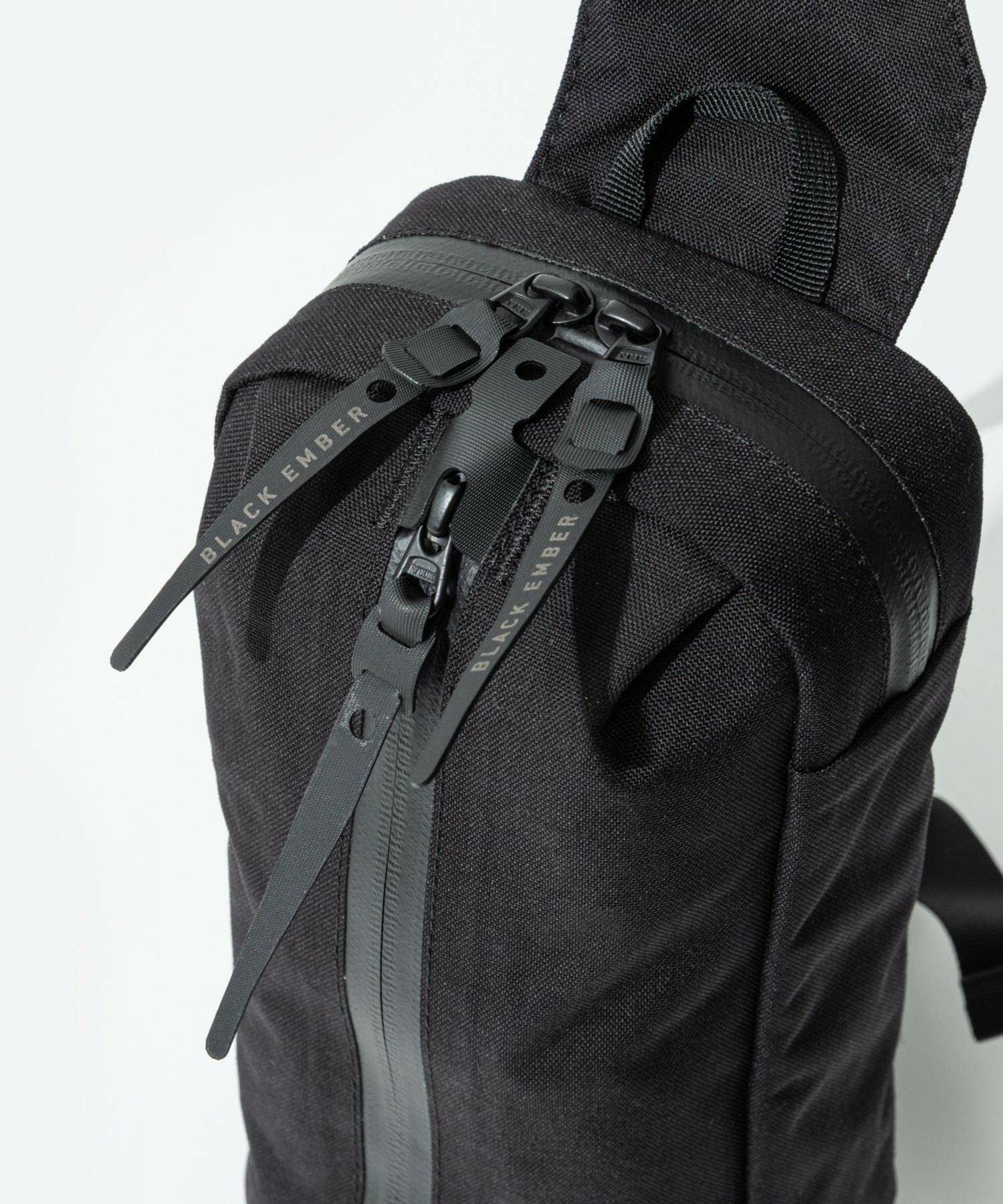 BLACK EMBERTKS -TECH KIT SLING- / 2.5L ボディバッグ | U-STREAM