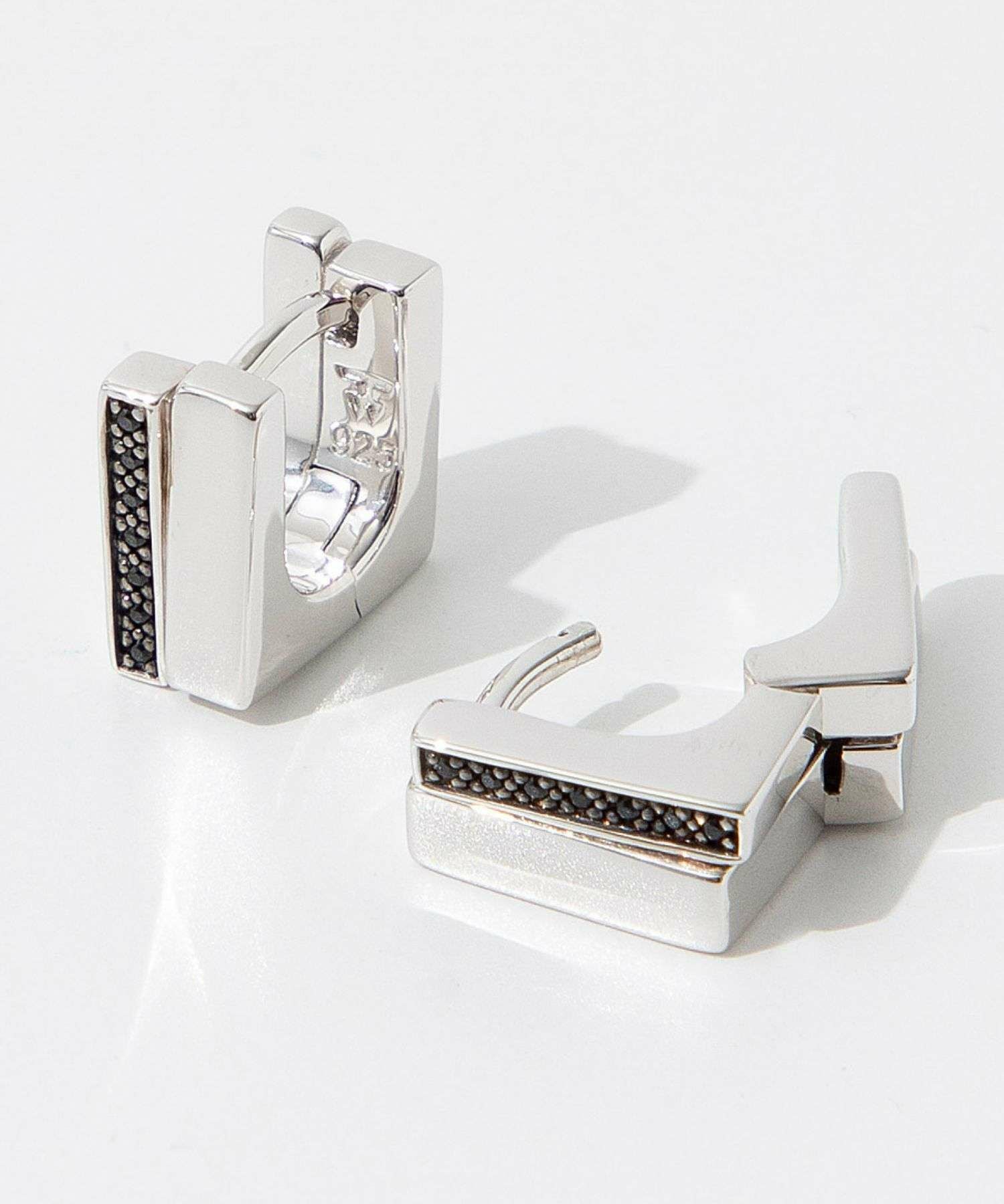 TOM WOODSTEP HUGGIES BLACK SPINEL ピアス | U-STREAM