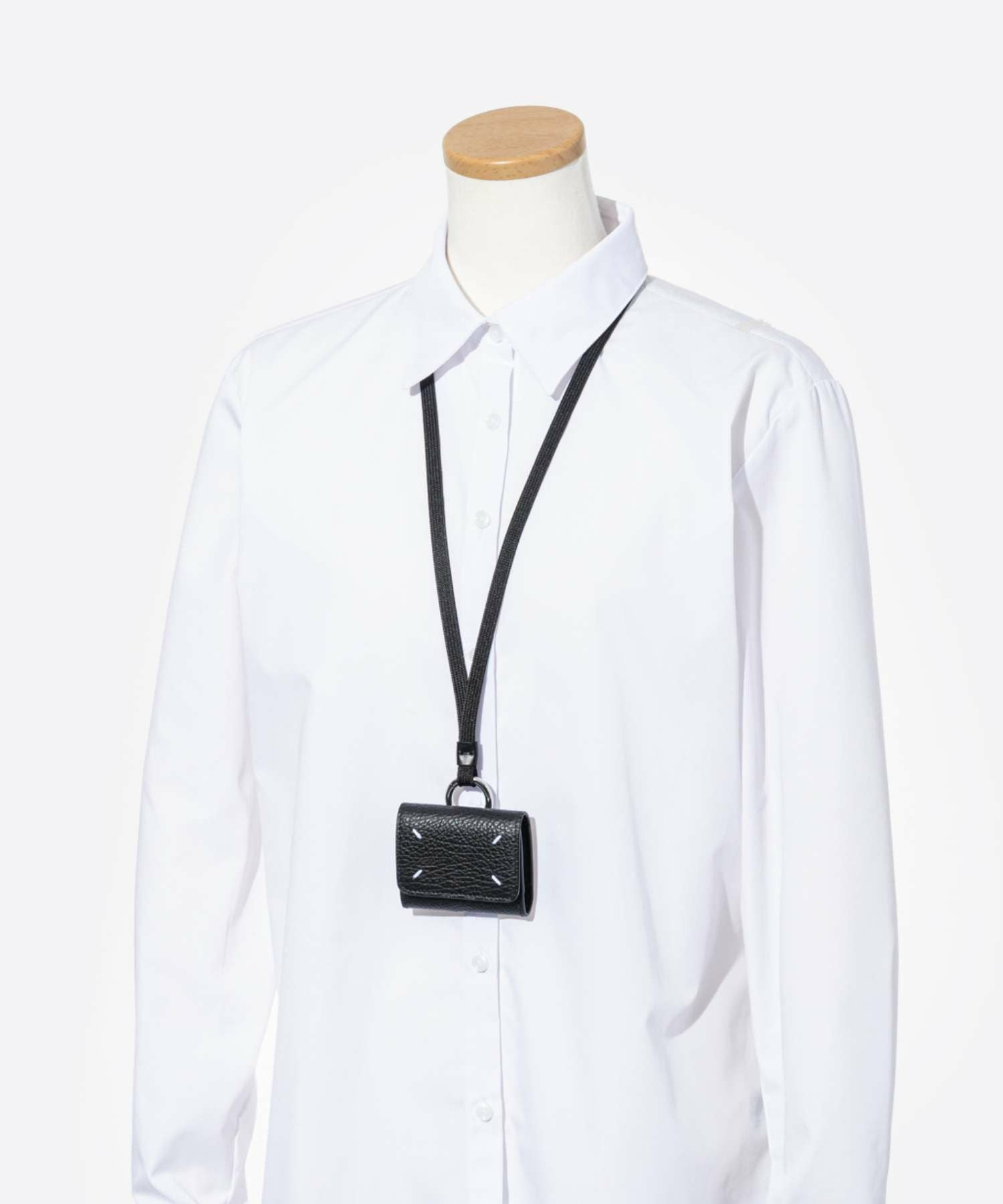 MAISON MARGIELAAIRPODS CASE PRO WITH CLIP AND LACE イヤホンケース