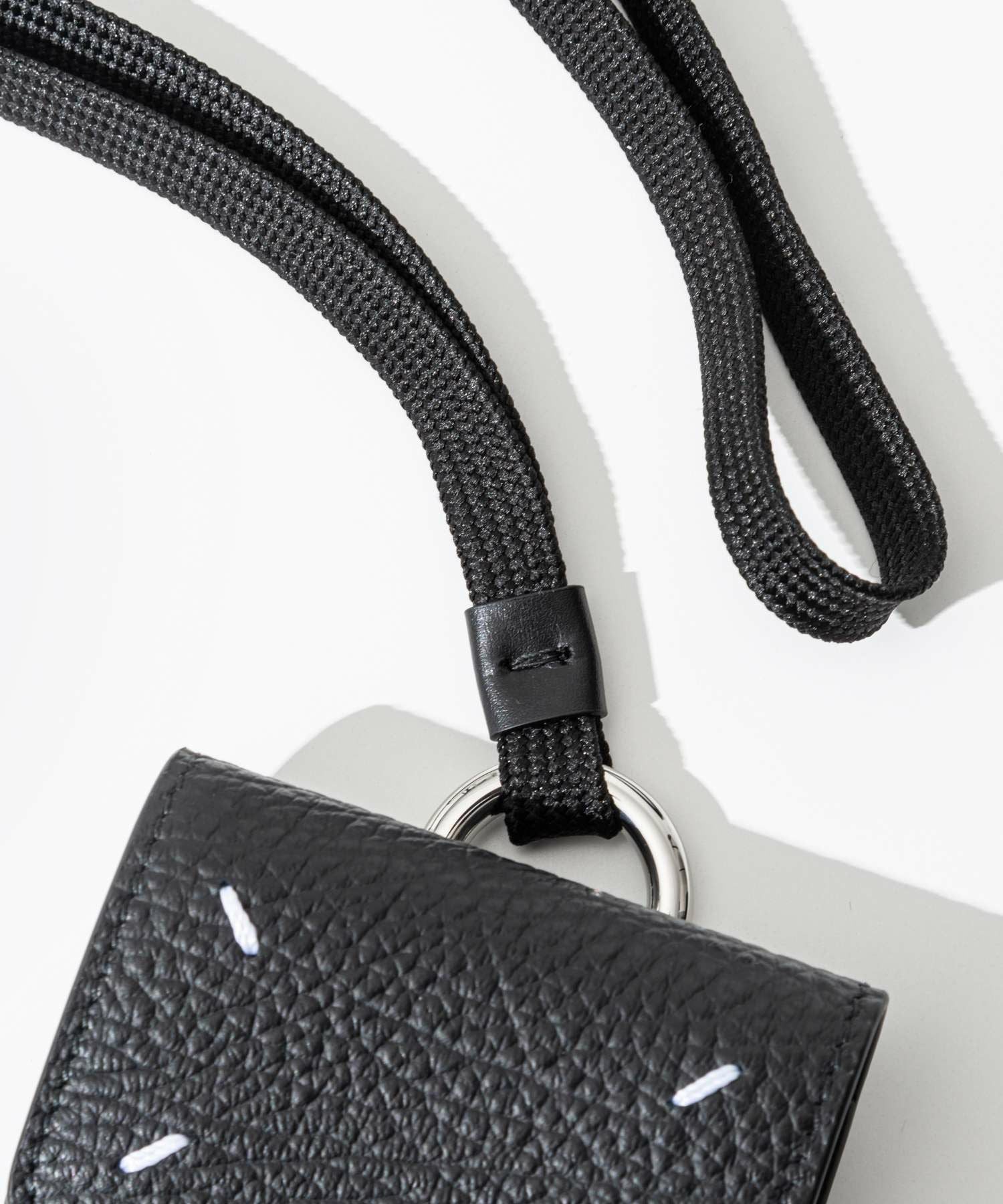 MAISON MARGIELAAIRPODS CASE PRO WITH CLIP AND LACE イヤホンケース